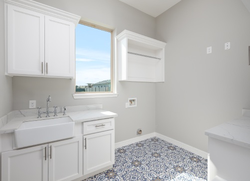 Bathroom with flooring trend design