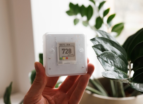 Indoor Air Quality Sensor: Maintain a Healthy Work Environment at Home with CO2 and Ventilation Monitoring. Essential for maintaining a healthy work environment, even when you work from home