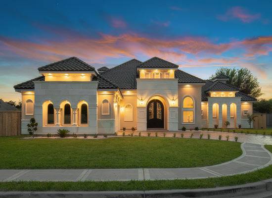 Casa personalizada en Mission, Texas. Una casa pintoresca enmarcada por una colorida puesta de sol, destacando la belleza del cielo vespertino.