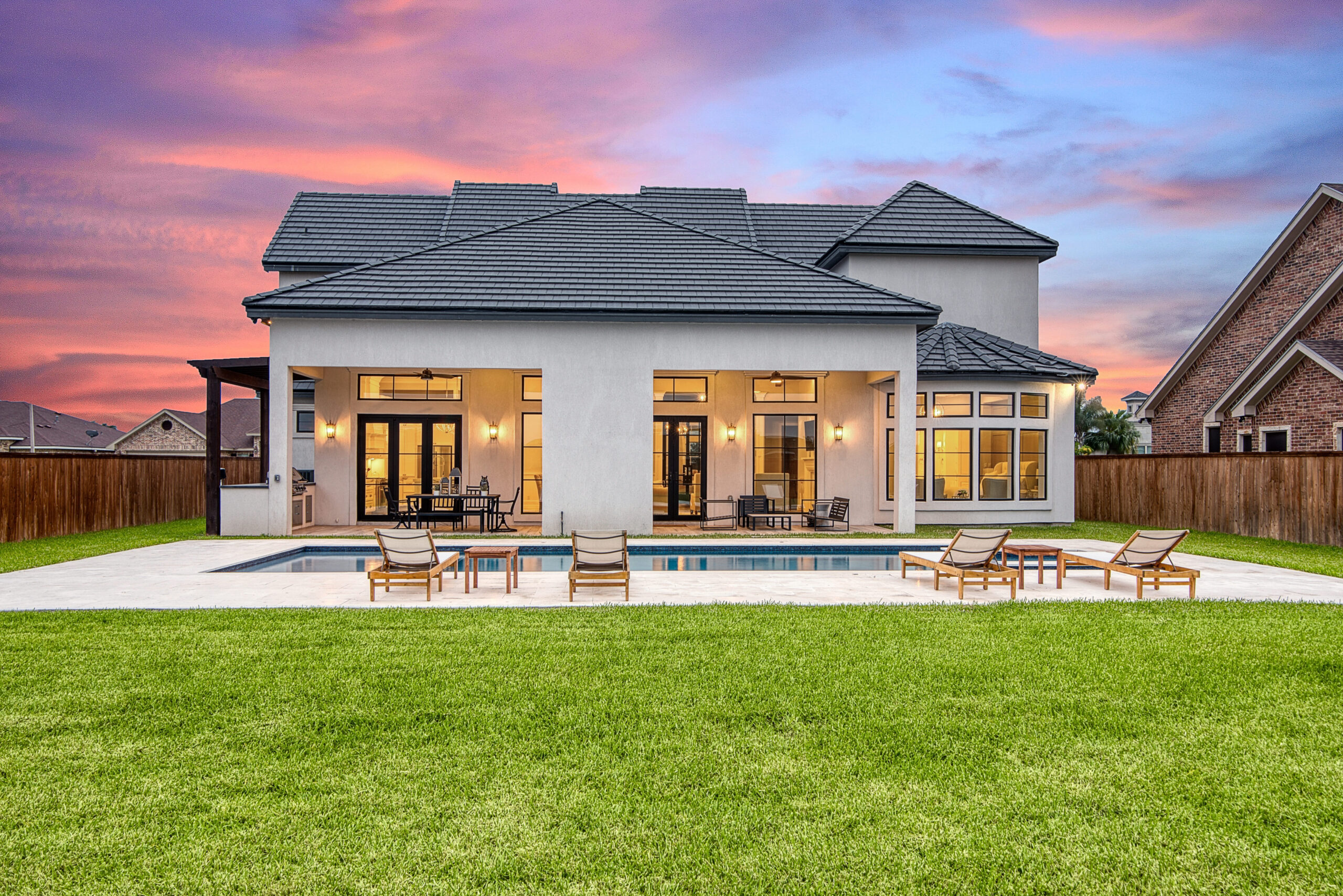 Modern backyard custom home by Villa Homes in Harlingen